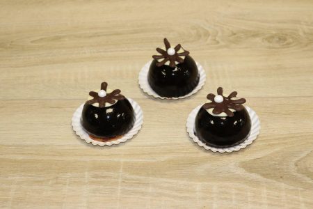 Chocolade mousse met Frambozen en Kersen van Banketbakkerij van Dijk